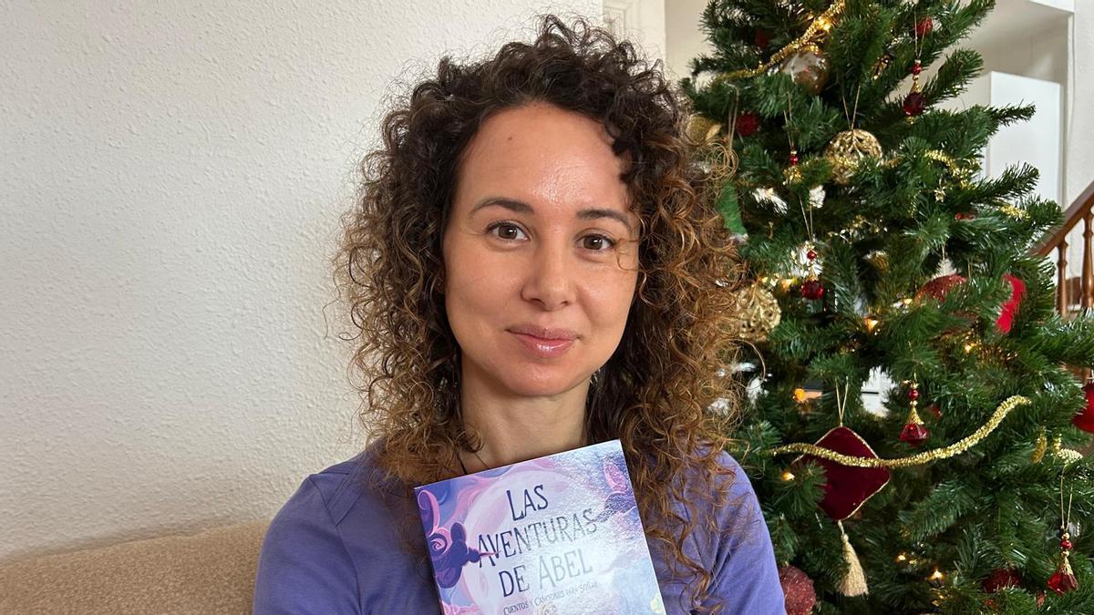 Belinda Álvarez con su último libro.