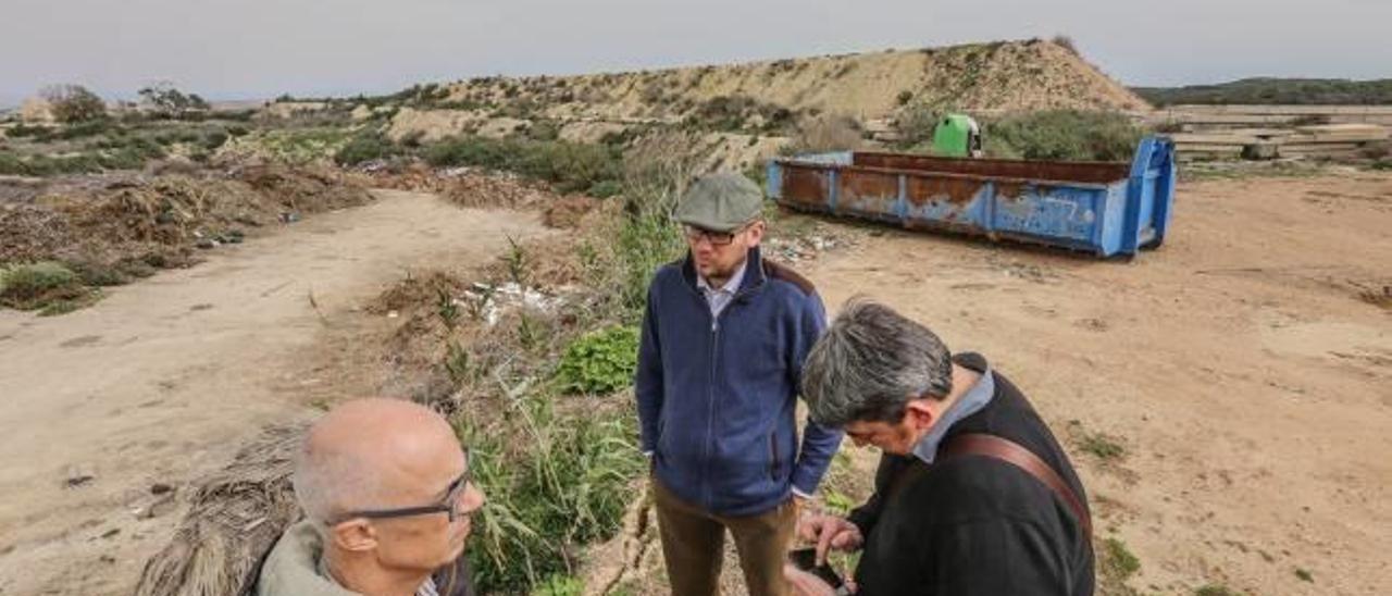 El secretario autonómico de Medio Ambiente, Julià Álvaro, visita la finca del Pallaret acompañado del regidor y el director de Vaersa.