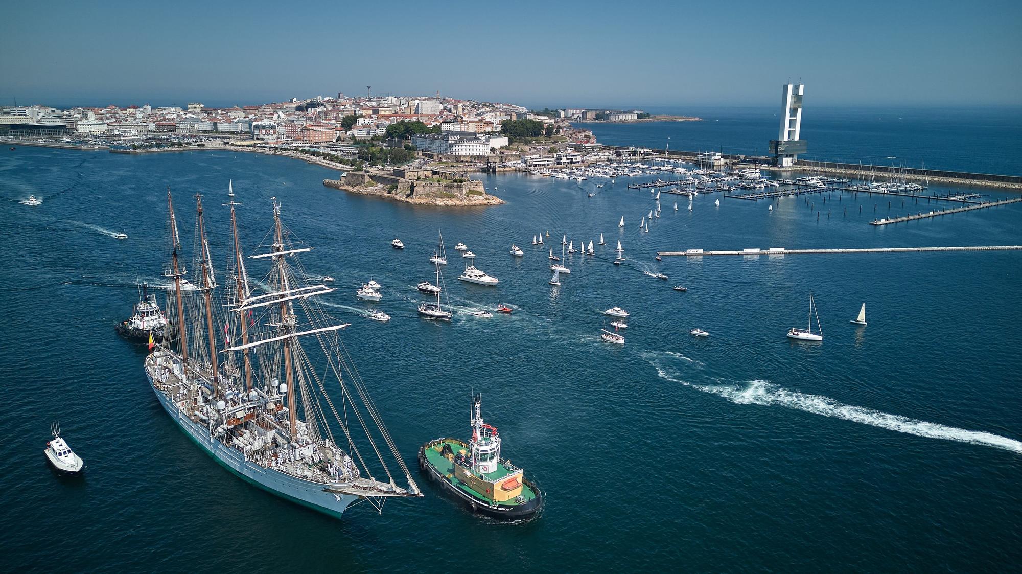 El buque escuela de la Armada Juan Sebastián de Elcano se despide de A Coruña