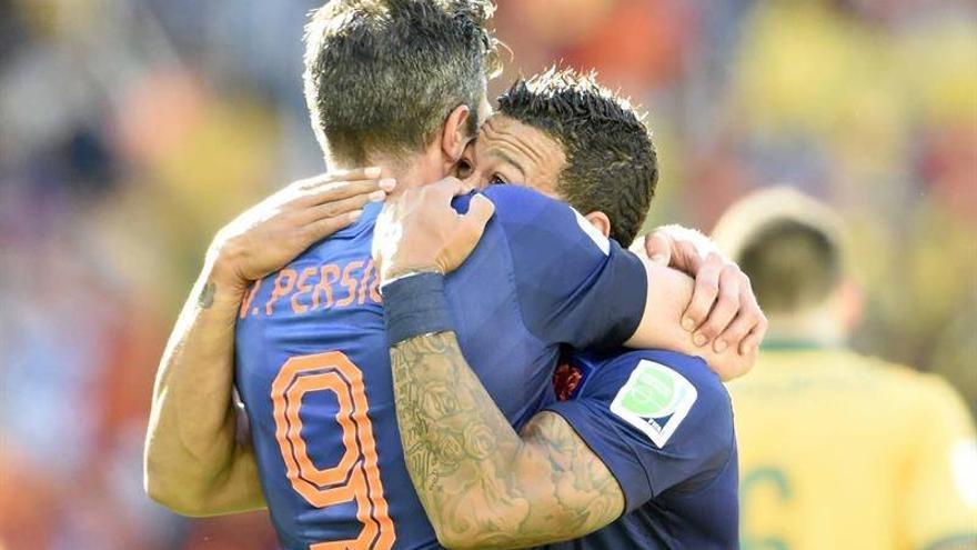 Holanda flirtea con el abismo pero se queda a un paso de octavos (2-3)