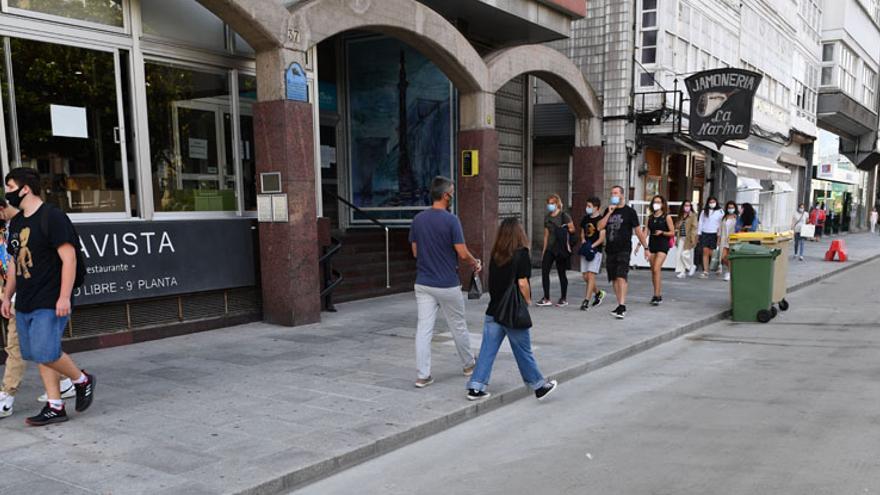 Ciudadanos con mascarilla caminan por el centro de A Coruña.