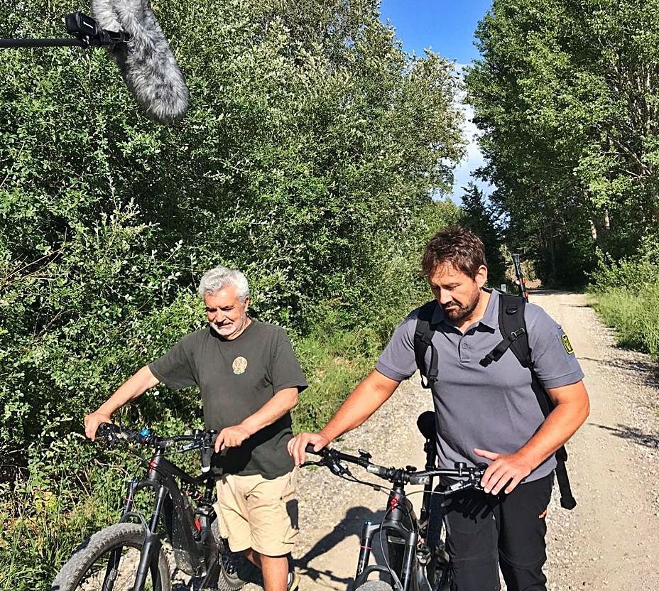 Los dos protagonistas, durante la grabación del documental.