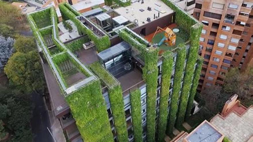 El edificio Santalaia, en Bogotá, es uno de los jardines verticales más grandes del mundo.