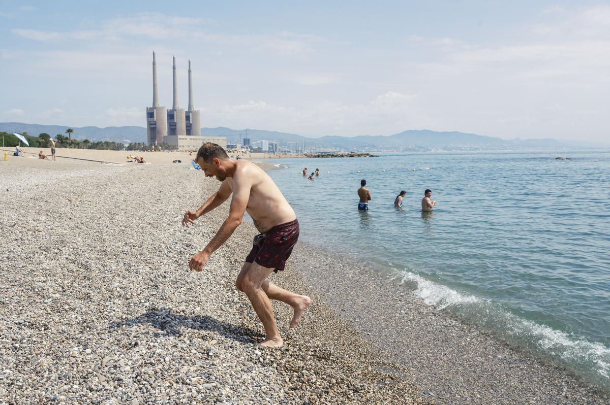 Un bañista, tras remojarse en la orilla de la playa del Fòrum, en Sant Adrià de Besòs.