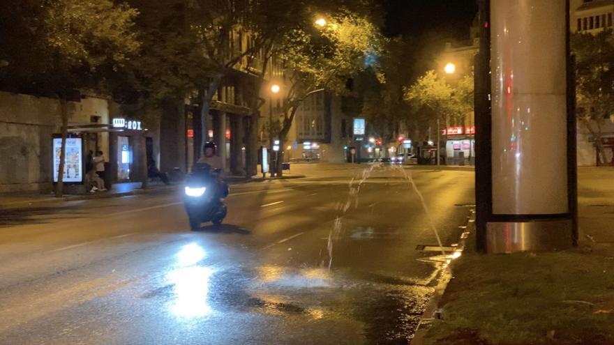 El aspersor averiado de las Avenidas que se activa por las noches y deja un gran charco sobre el asfalto