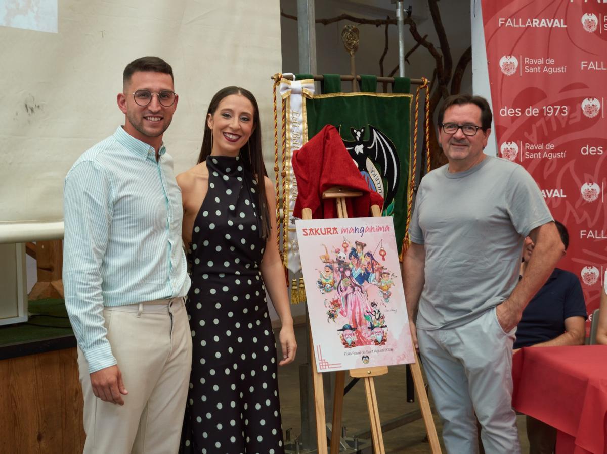 Los representantes de Raval de Sant Agustí, con el artista Toni Pérez y el boceto de la falla.