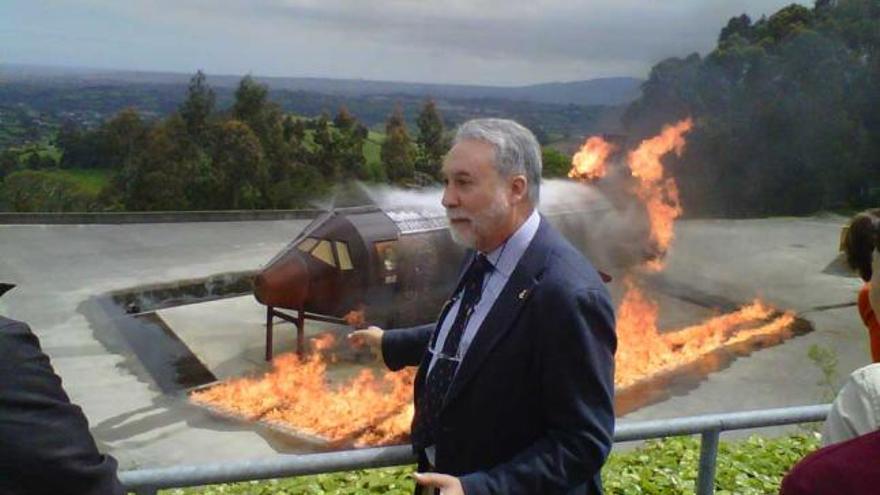 Rafael García Méndez, en la zona de emergencias en aeronaves, con la estructura de un Boeing 767 en llamas.