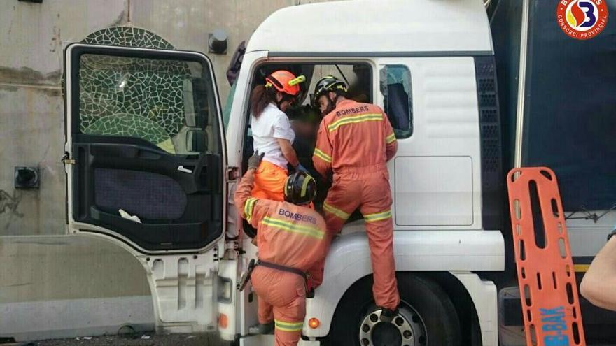 Los bomberos rescatan al camionero herido en un accidente en la A-7.