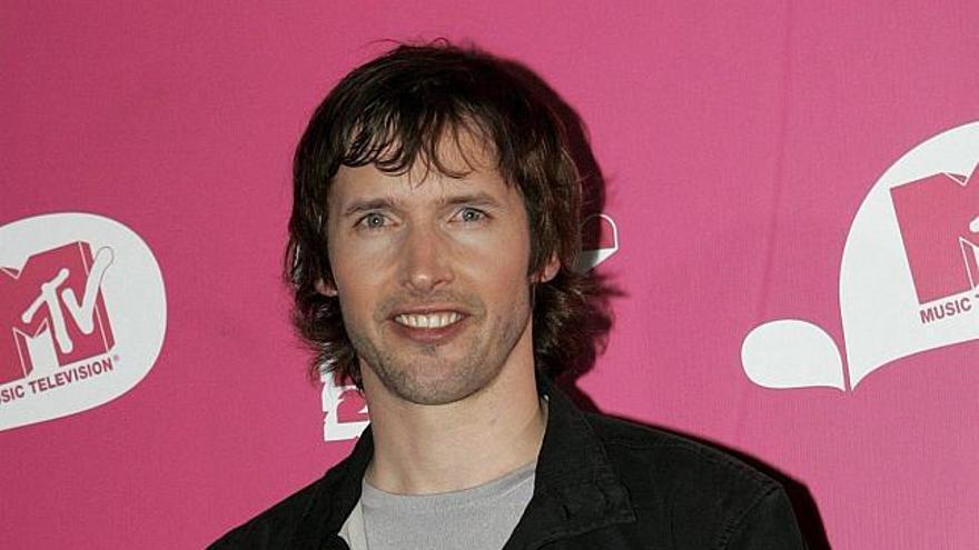 El cantante británico James Blunt en una fotografía de archivo posa para los fotógrafos a su llegada a la gala de entrega de premios musicales &quot;MTV Australia Video Music Awards&quot;.