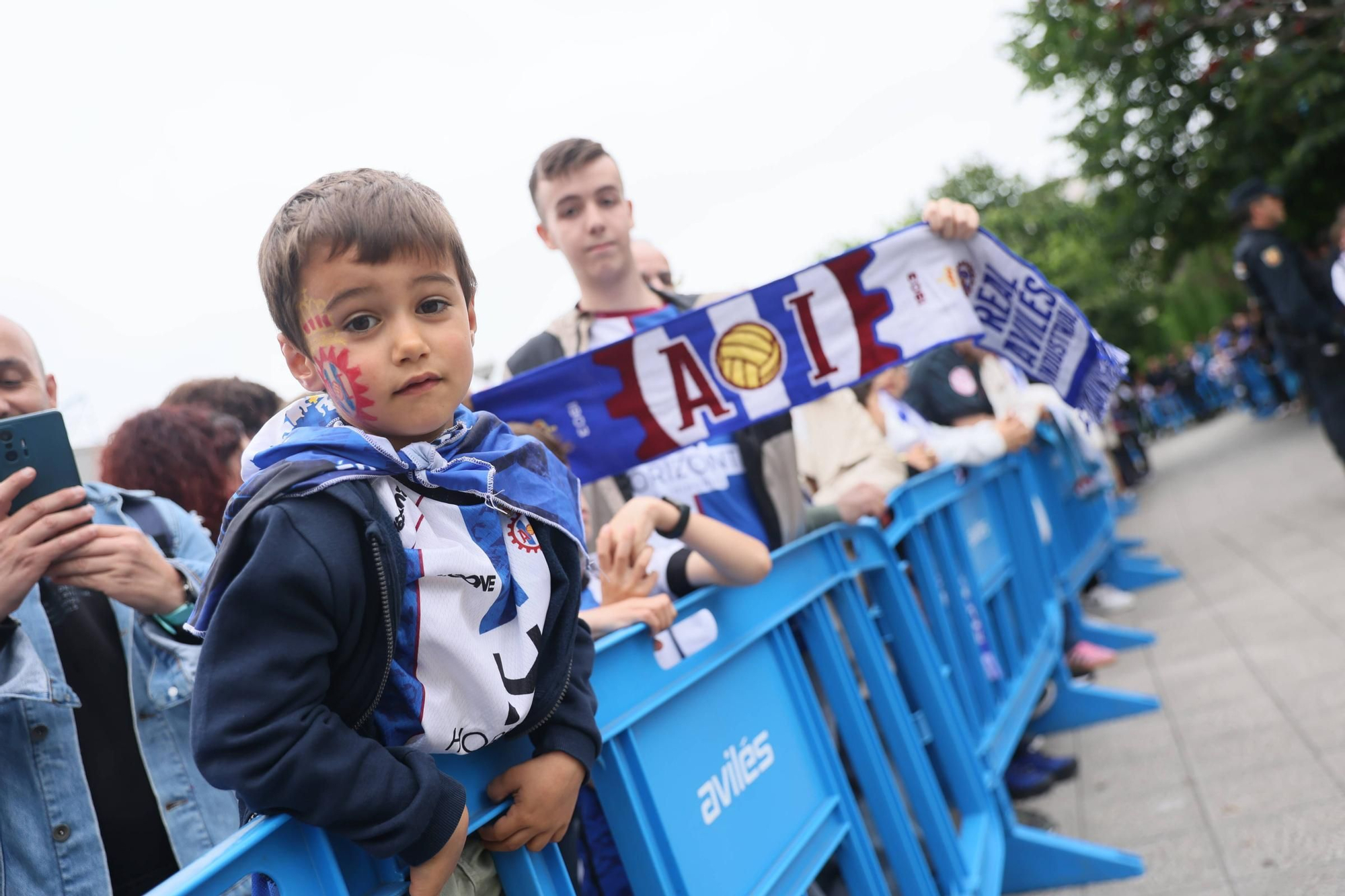EN IMÁGENES: Avilés se tiñe de blanquiazul para la final por el ascenso ante el Rayo Majadahonda
