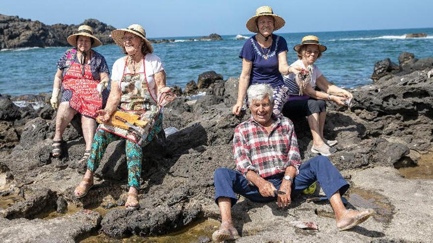 Juana de León, Maruca Martín, Pepe Pérez, Milagros y Gloria González, en El Cotillo, ayer.