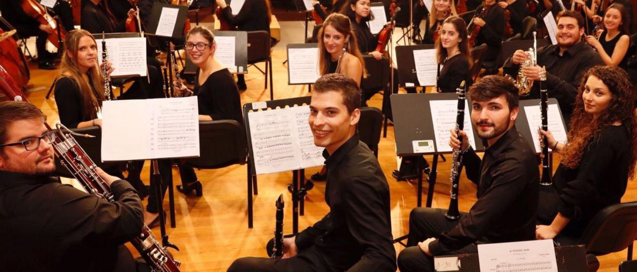 Alumnos del CSM de Vigo, al inicio de una de sus conciertos en el Auditorio Martín Códax. |   // J. LORES