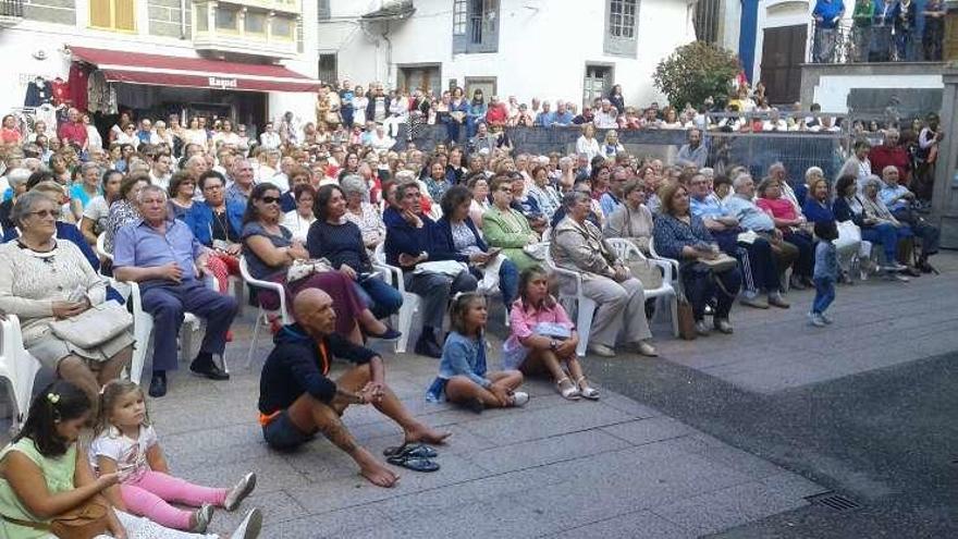 Asistentes al concierto, ayer, en Luarca.