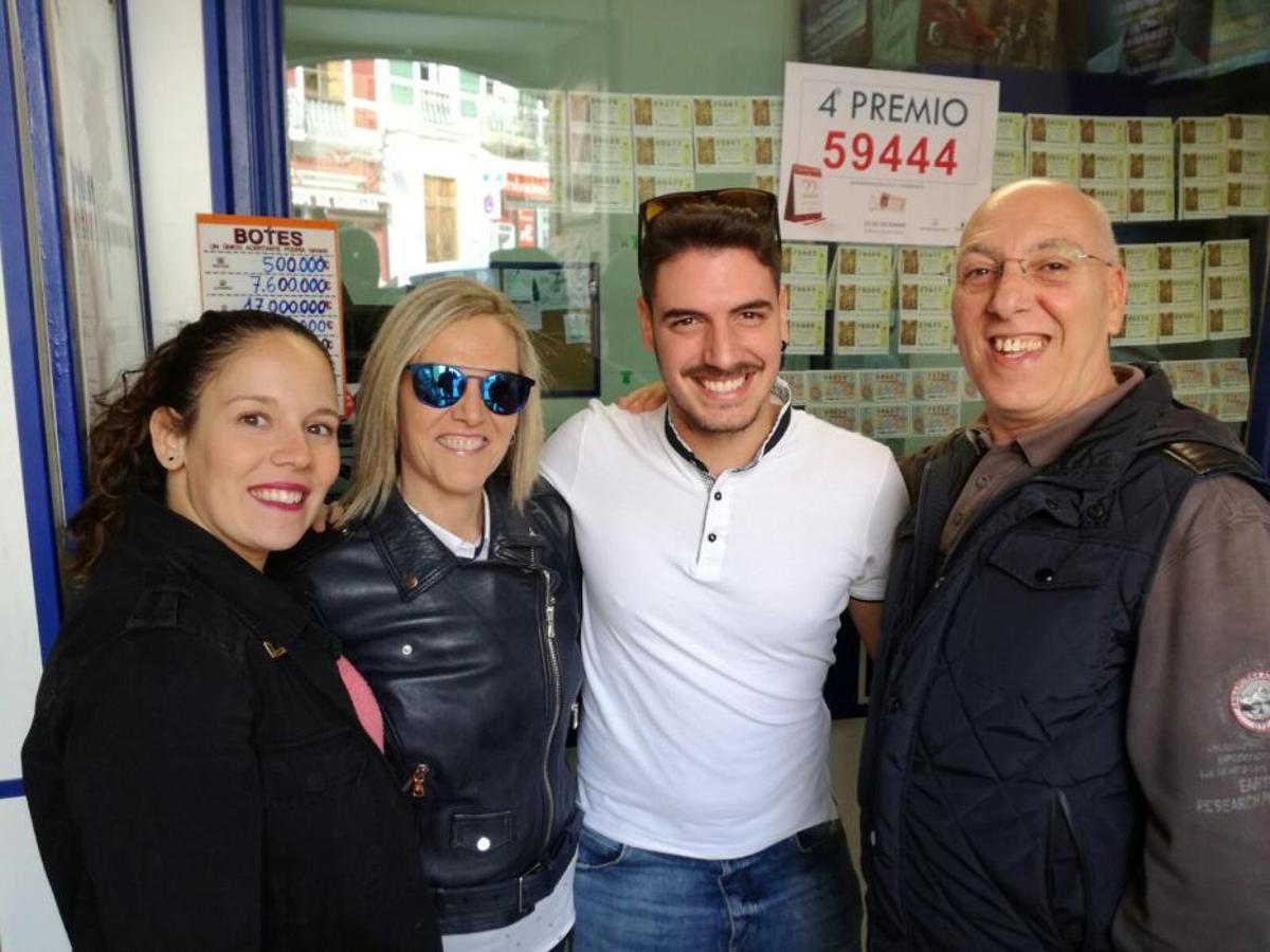 El lotero de Valsequillo Antonio conocido por Baldo con familia.