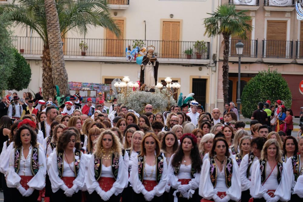 Miles de devotos festeros acompañaron al santo anacoreta en la sobria y tradicional Procesión