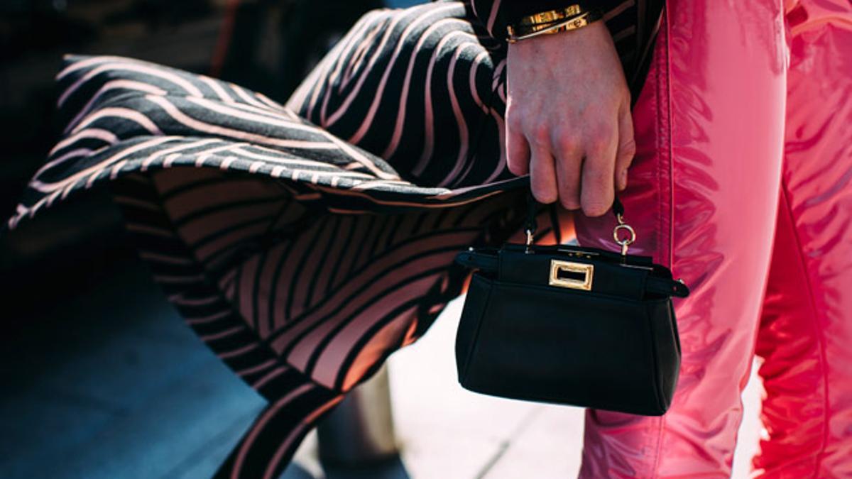 Pantalón de vinilo rosa en el 'street style' de París