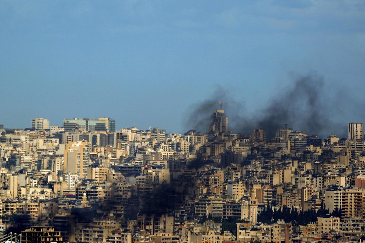 Columnas de humo en los suburbios de Beirut por ataques de Israel