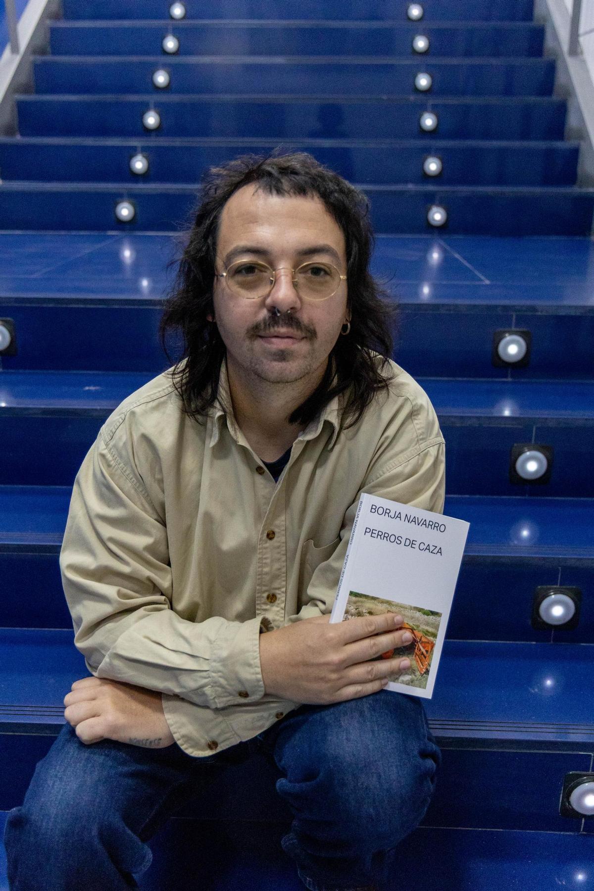 El autor afincado en Alicante Borja Navarro sujeta un ejemplar de "Perros de caza"
