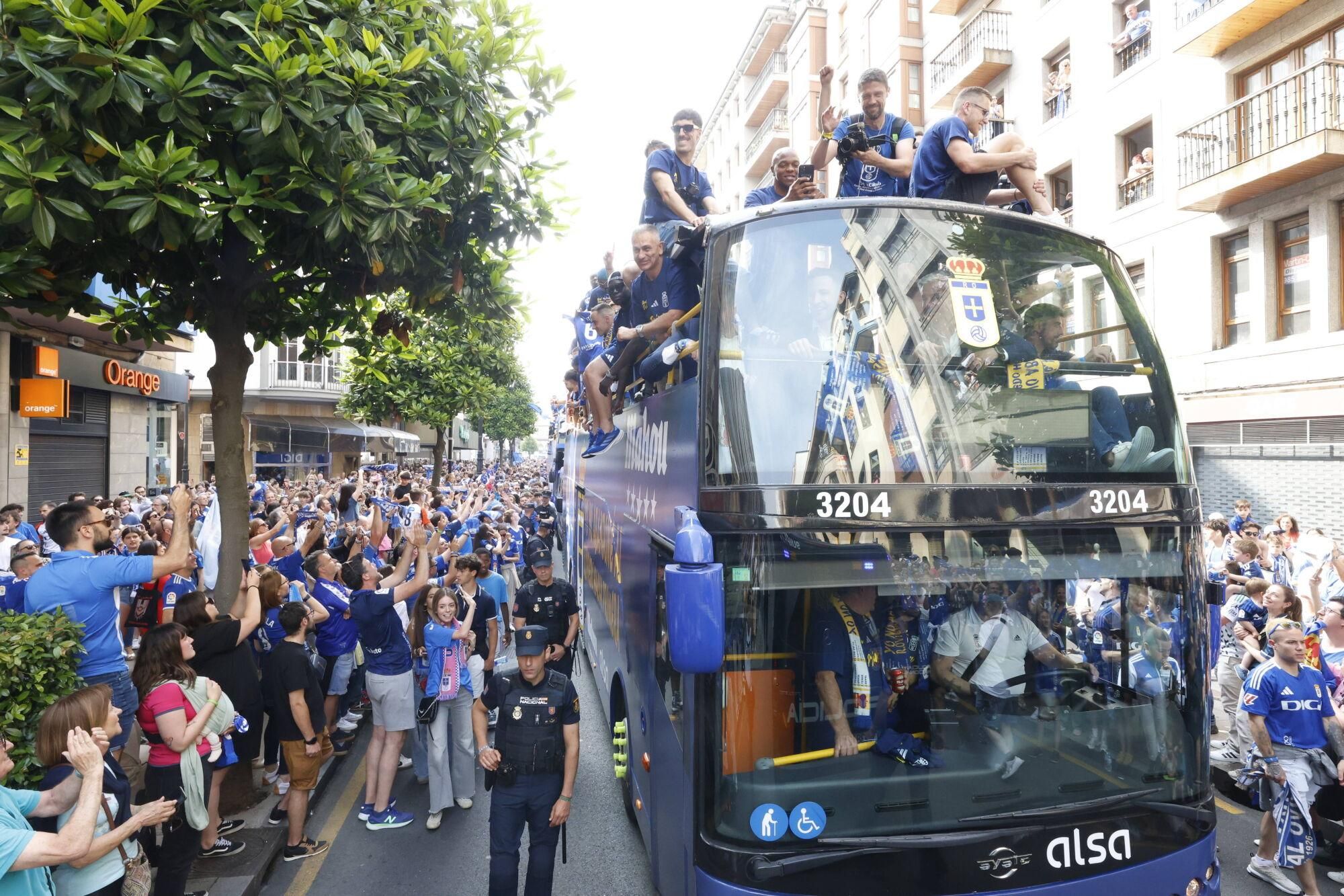Locura azul en las calles de Oviedo para celebrar el ascenso del equipo a Primera División