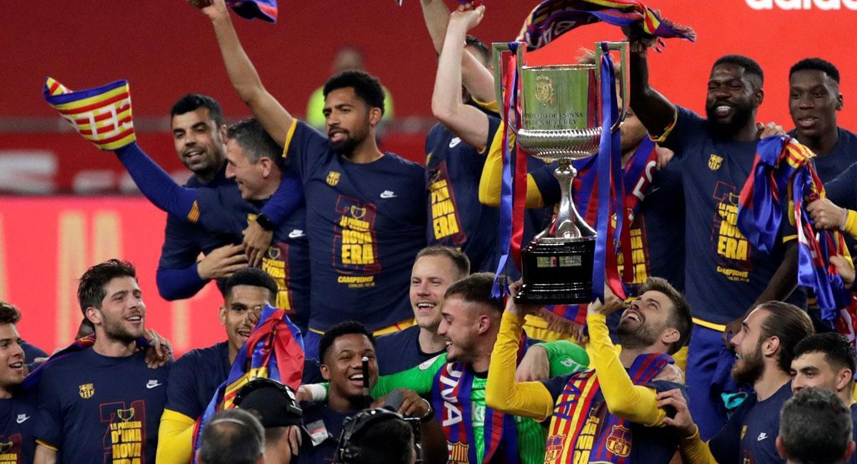 Piqué alza la Copa sobre el césped del estadio de La Cartuja.