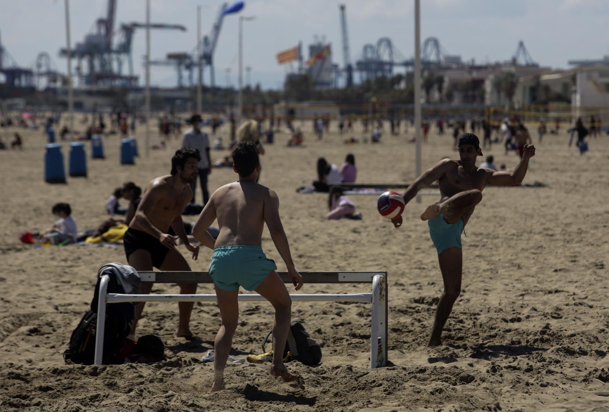 Día de playa sin mascarilla en València