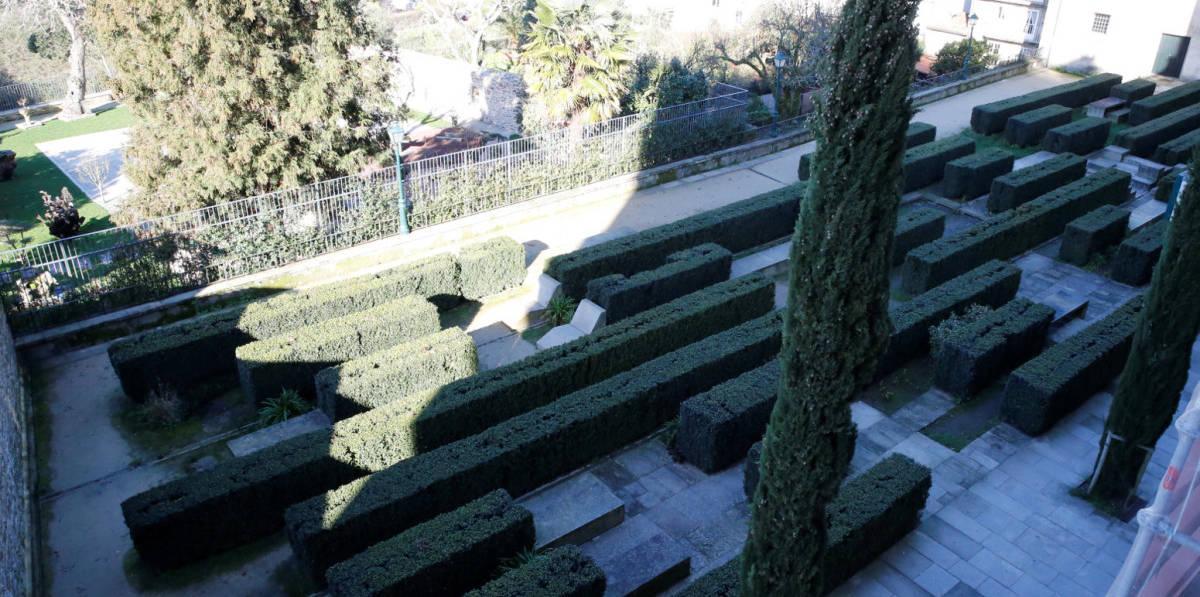 El jardín-laberinto de San Fructuoso ha sido planteado como un espacio para estar, íntimo, para pequeños grupos de personas, condicionado por su pasado como cementerio de peregrinos