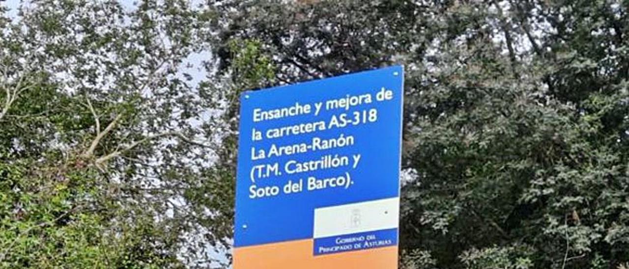 El cartel que anuncia las obras en la carretera de La Arena a Ranón. | I. M.