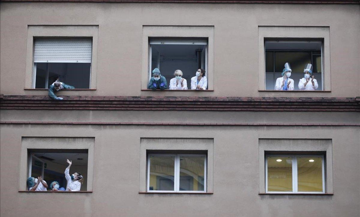 Aplausos de homenaje a los sanitarios en el Hospital Dos de Maig de Barcelona.