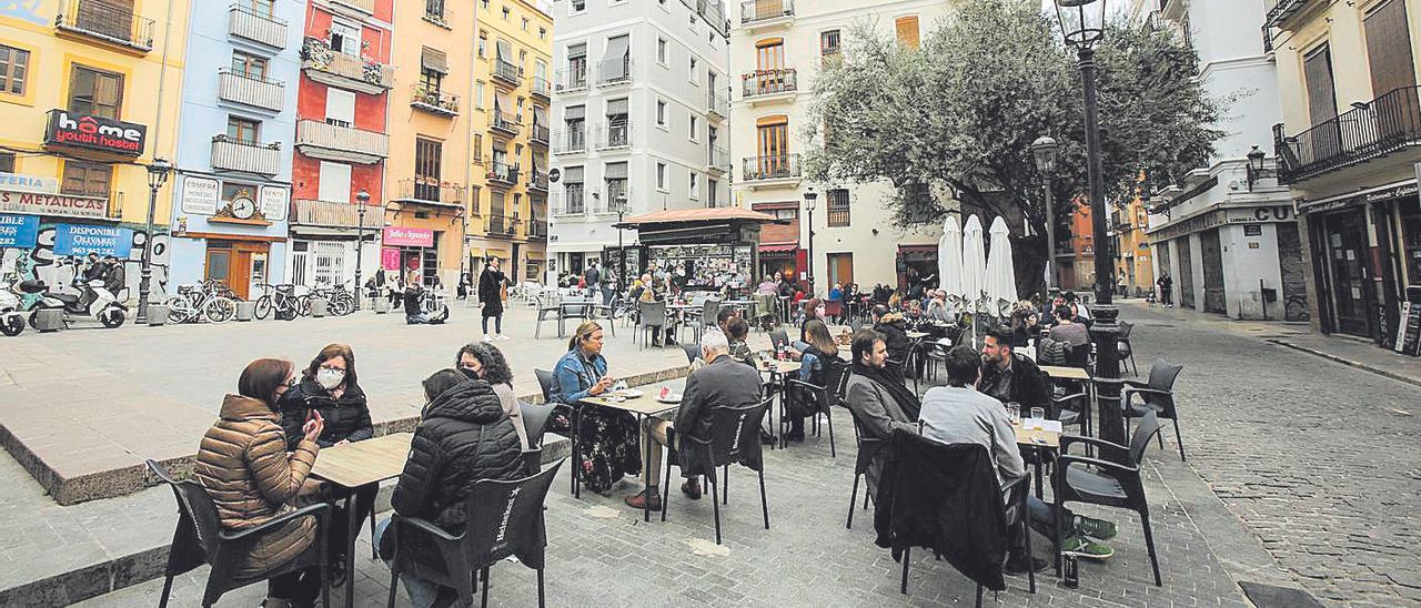 Ambiente en las terrazas de hostelería  de la plaza del doctor Collado de  València. EDUARDO RIPOLL