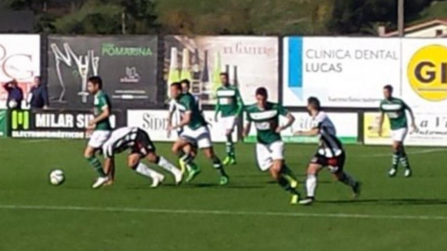 Un jugador del Coruxo conduce el balón en Las Callejas. // @cdlealtad