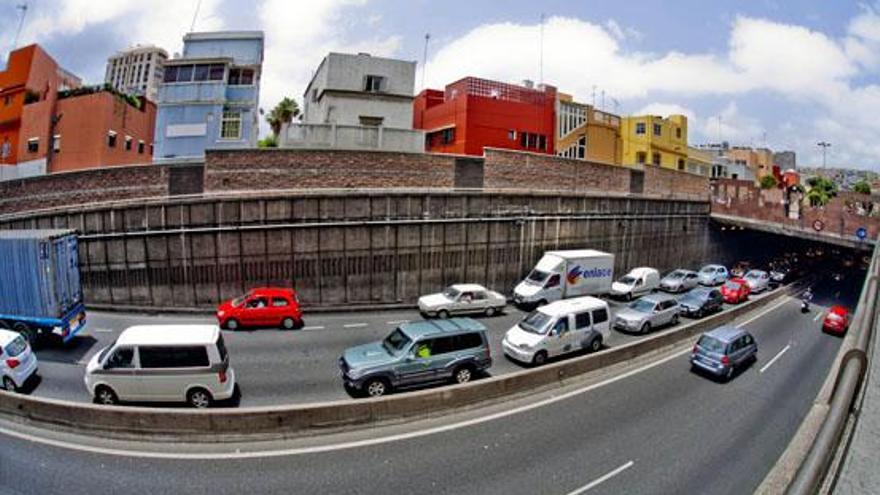 Decenas de coches esperan en el túnel Julio Luengo a que el semáforo de Alcaravaneras se ponga en verde, ayer. i JOSÉ CARLOS GUERRA