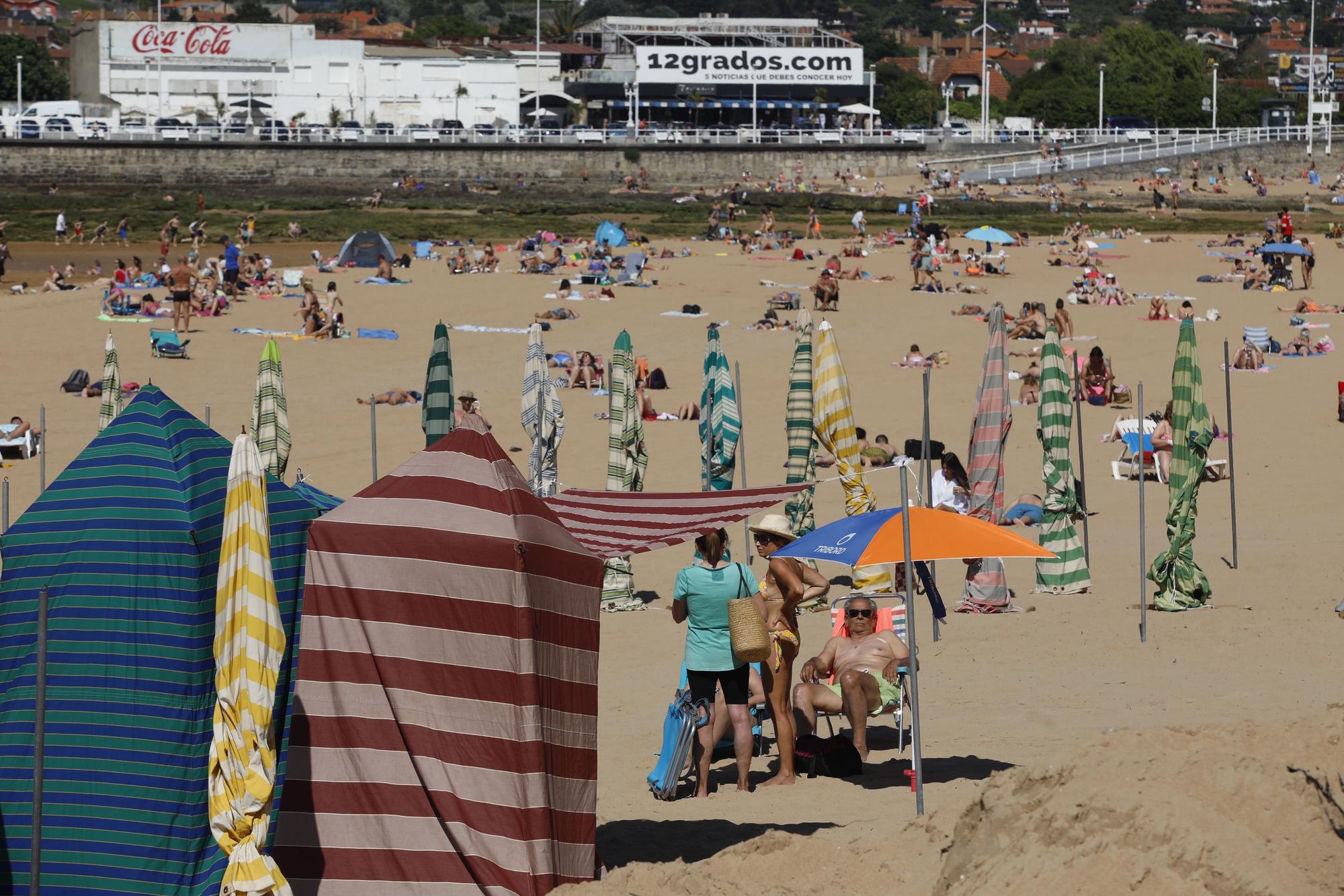 Día de sol y calor en Gijón para llenar las playas