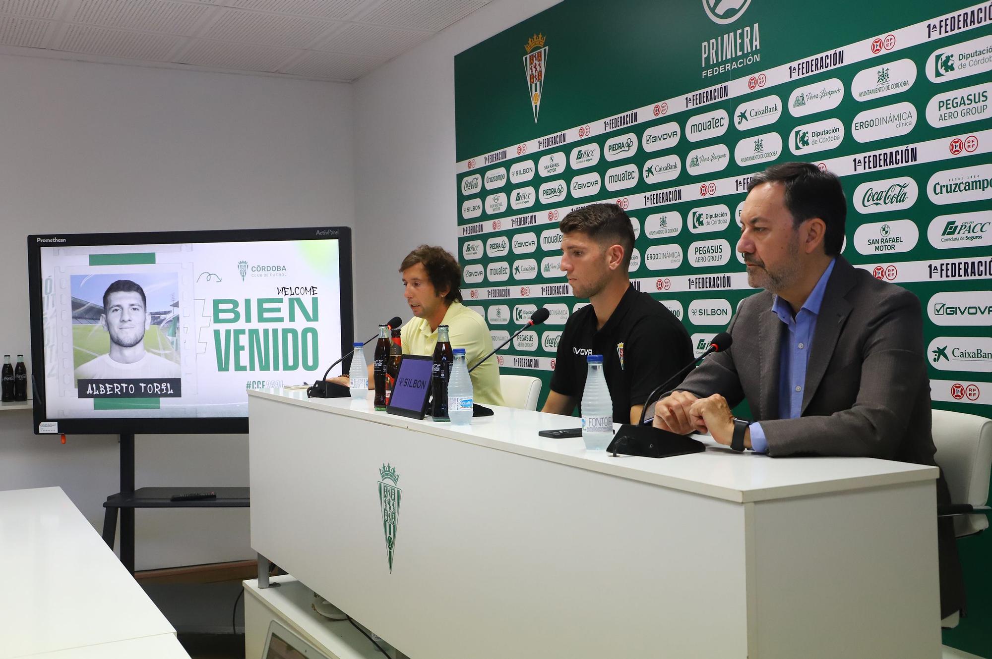 La presentación del nuevo jugador del Córdoba CF, Alberto Toril, en imágenes