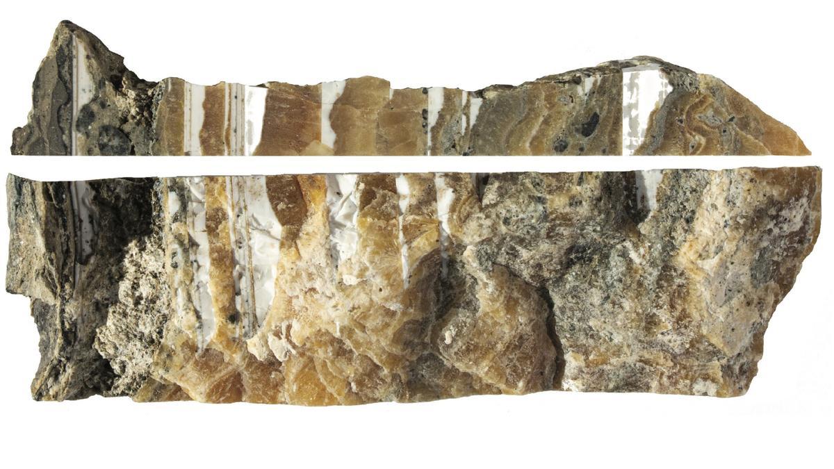 Una de las piedras halladas, de 9 centímetros de largo