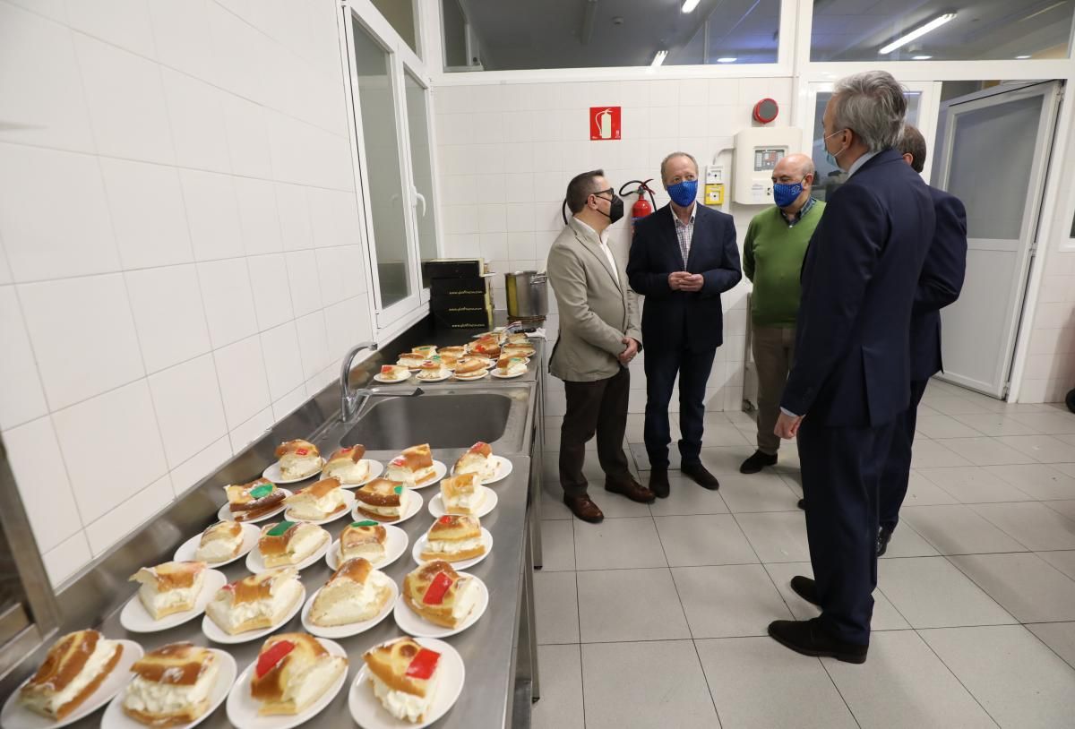 EL PERIÓDICO DE ARAGÓN entrega sus 150 roscones en el Día de San Valero y acerca la tradición a los comedores sociales