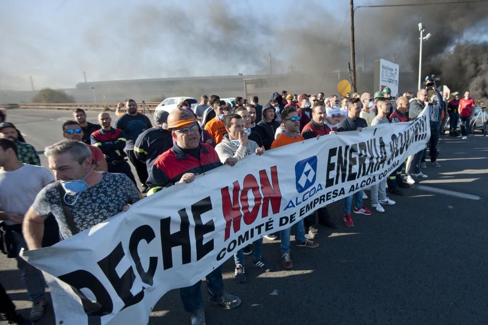 Al  "retén" de trabajadores en los accesos de la fábrica se suman las concentraciones que de lunes a jueves, por la tarde, mantendrán ante la planta de A Grela.