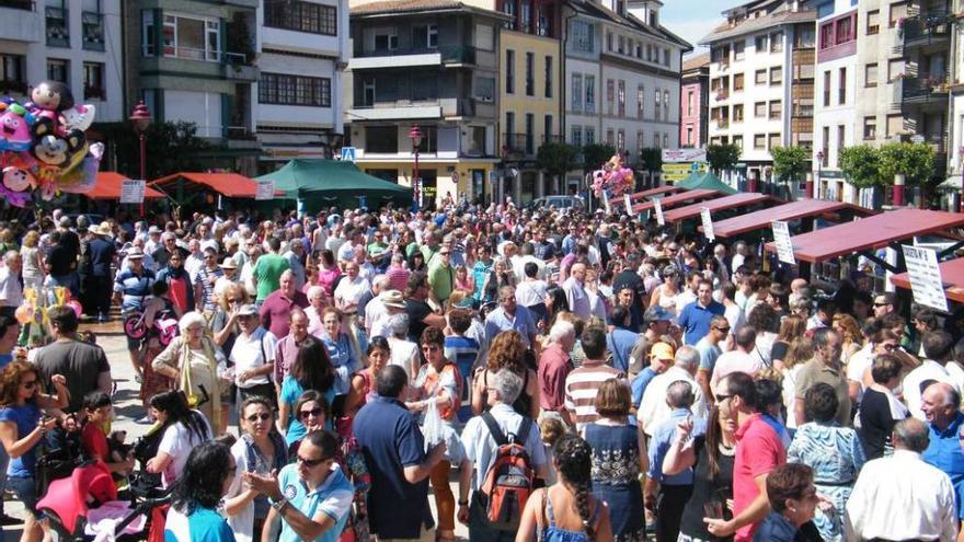 Cientos de personas abarrotan la plaza del Ayuntamiento de Villaviciosa durante la degustación de la sidra.