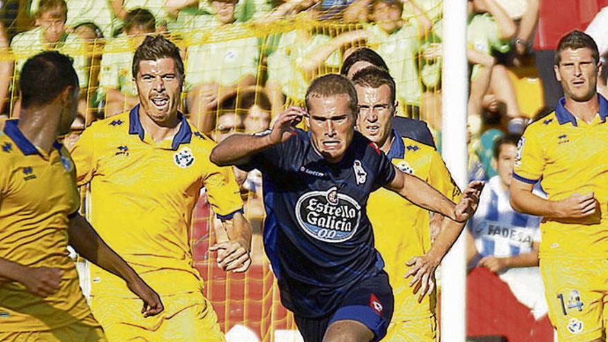 Álex Bergantiños trata de superar a varios jugadores del Alcorcón en 2011.