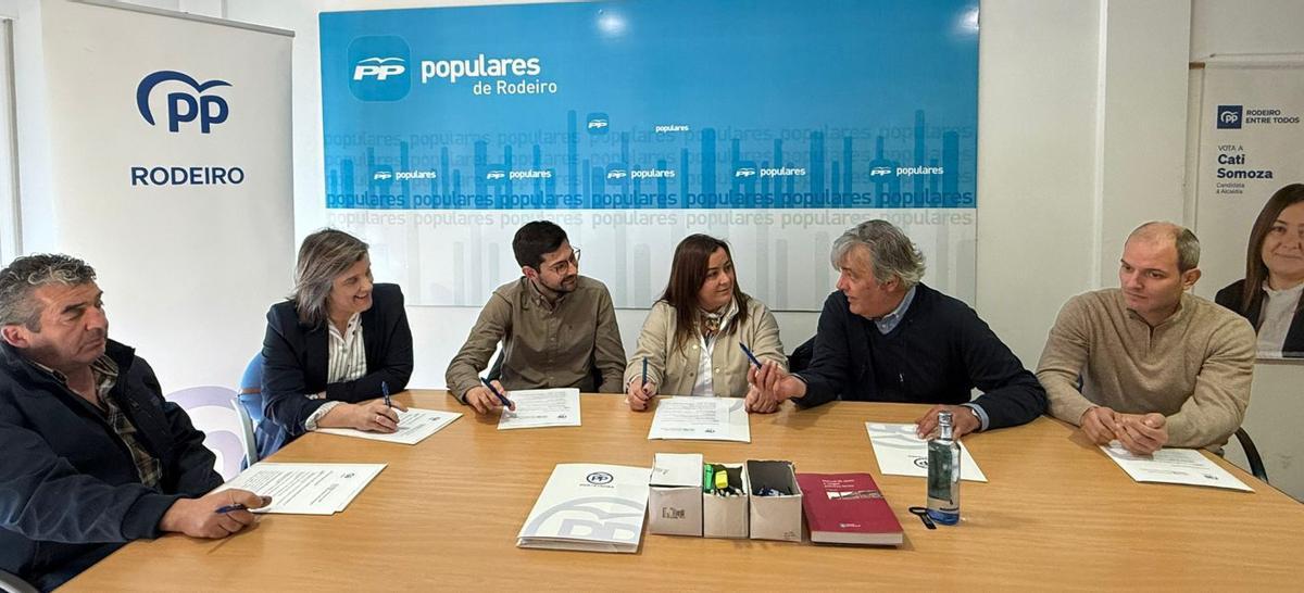 Encuentro de representantes del PP en la sede del partido en Rodeiro.