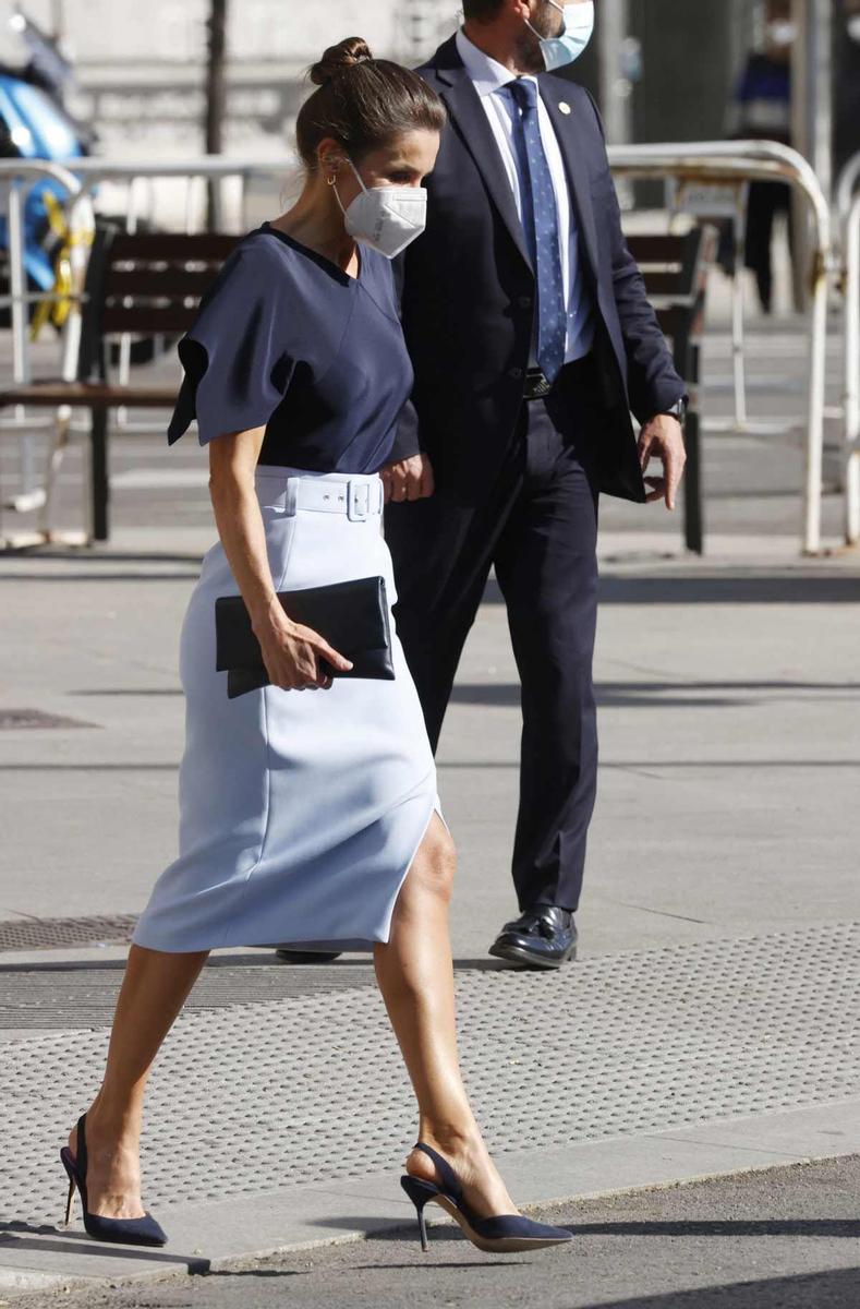 La reina Letizia con falda lápiz azul de Hugo Boss a su llegada a casa de América