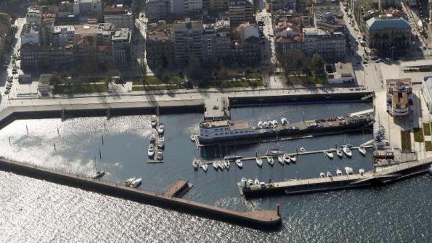 El puerto deportivo de As Avenidas, tras retirarse los pantalanes y barcos por las obras.  // R. Grobas