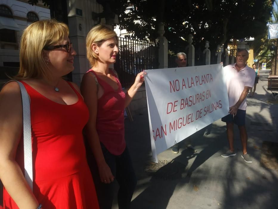 Protesta de vecinos de San Miguel contra el proyecto planta de tratamiento de basuras  presentado por OHL a las puertas de la Diputación, donde se celebraba la reunión del consorcio.