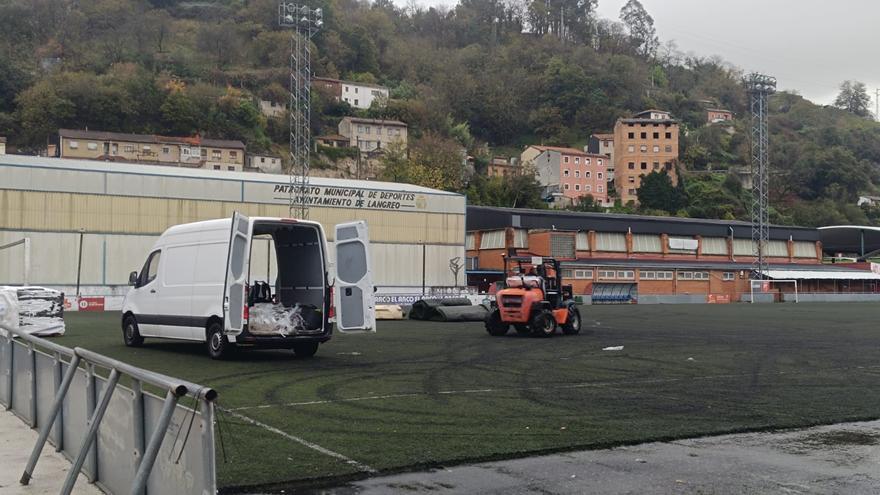 Comienzan las obras para renovar el césped artificial del campo de fútbol de Los Llerones, en Sama