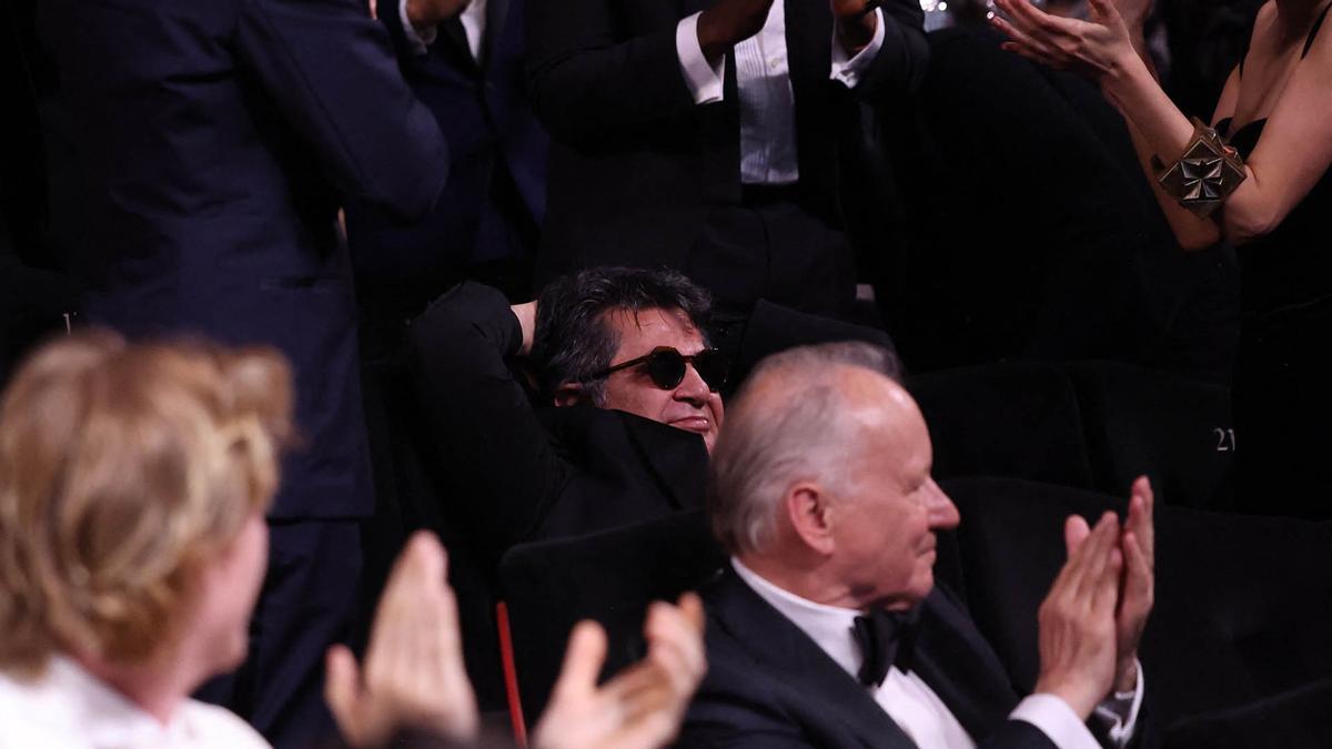 El director, guionista y productor iraní Jafar Panahi celebra tras ganar la Palma de Oro por la película Un simple accidente.