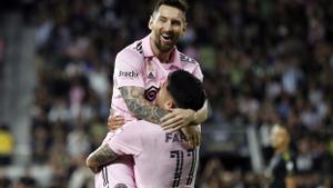 en la imagen Lionel Messi (arriba) de Inter Miami FC en el estadio BMO de los Ángeles, California, Estados Unidos. EFE/EPA/ETIENNE LAURENT