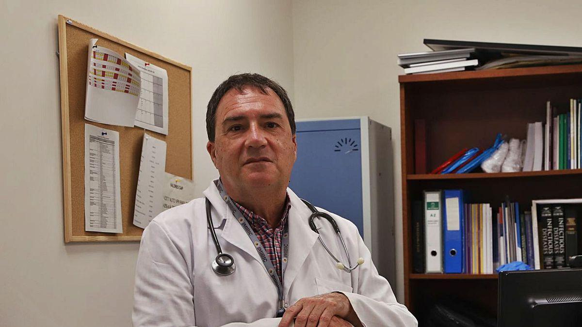 El jefe de sección de enfermedades infecciosas del hospital Reina Sofía, Antonio Rivero, estará al frente del estudio sobre la tercera dosis en Córdoba.
