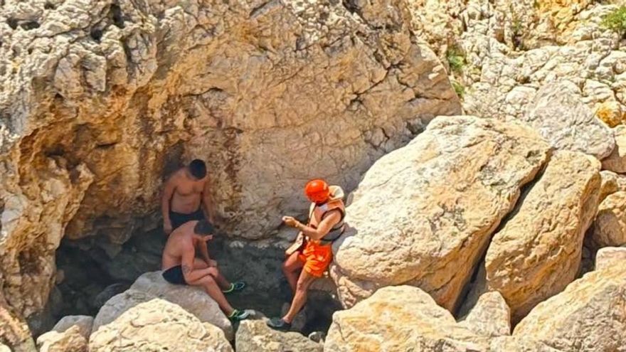Rescatado un bañista que ha sufrido una caída en el acantilado de la Cova dels Peixos de Benitatxell