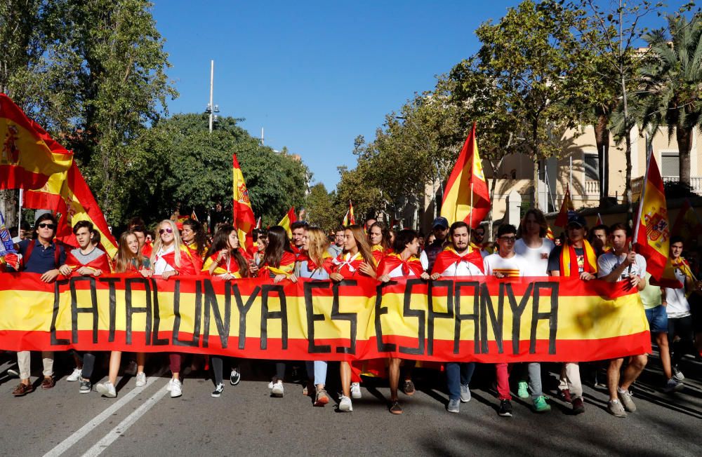 Desenes de milers de persones omplen Barcelona a favor de la unitat d''Espanya