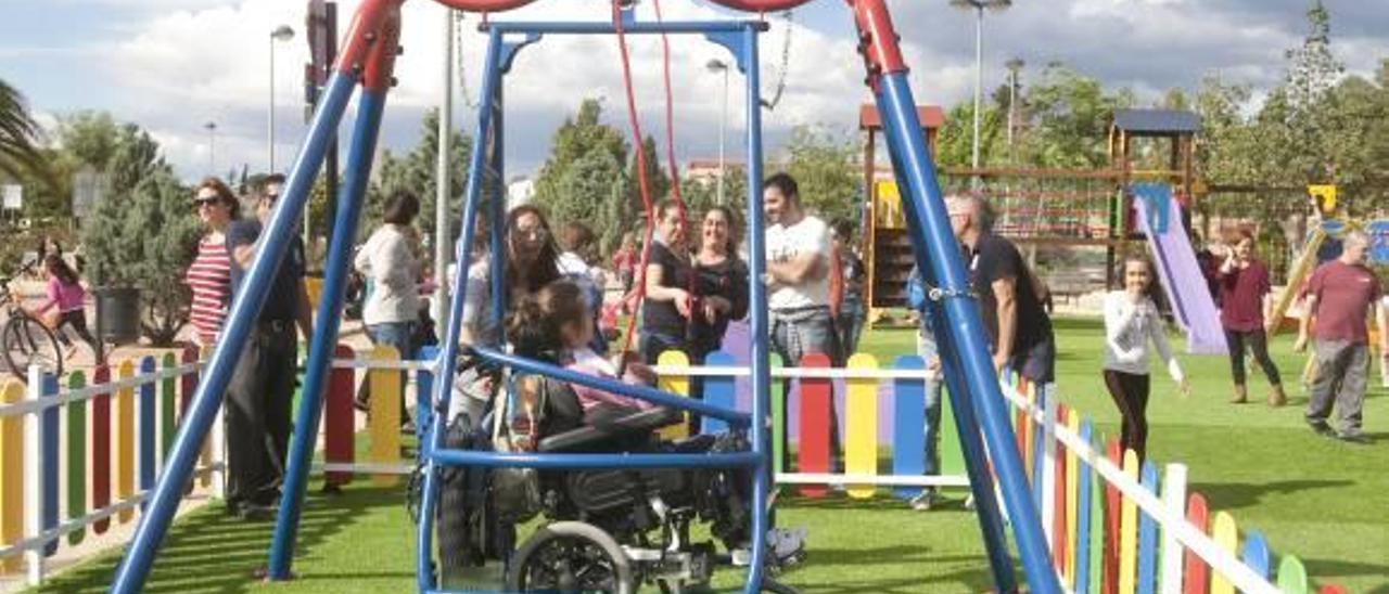 Canals estrena el primer parque infantil adaptado