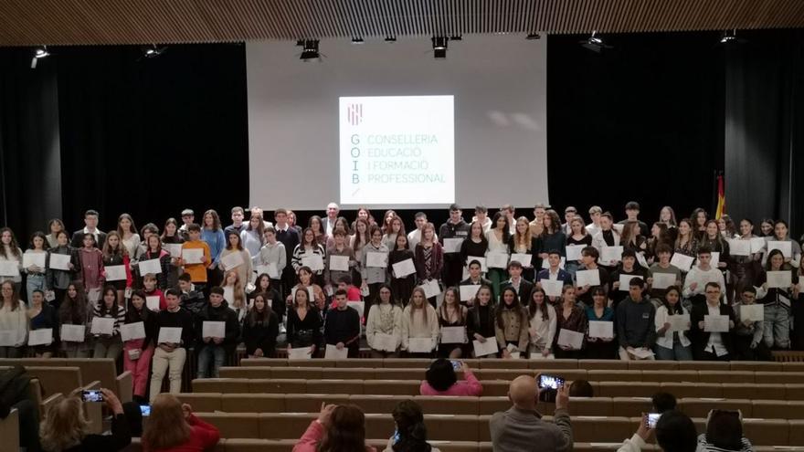 Premio a la excelencia a cien alumnos